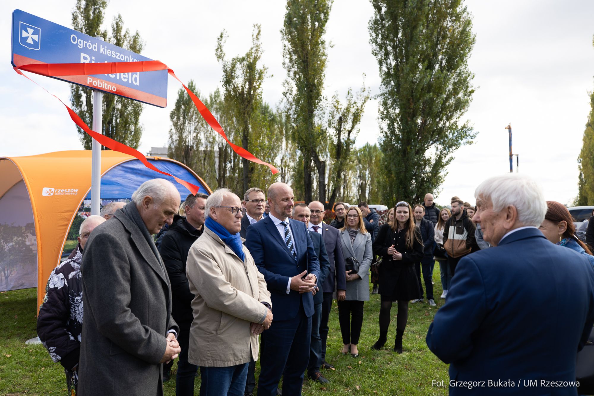 zdjęcie z uroczystego nadania imienia ogrodu kieszonkowego (Bielefeld) przy ul. Kurpiowskiej w Rzeszowie, fot. Grzegorz Bukała, Urząd Miasta Rzeszowa